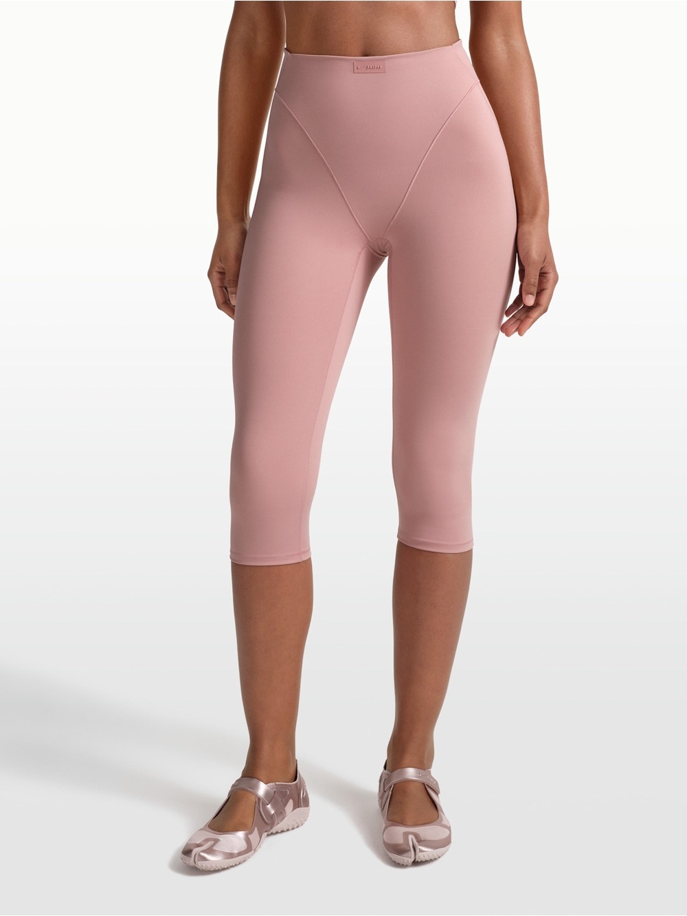NikeSKIMS Matte
Women's V-Panel 17" Cropped Leggings, color Himalayan